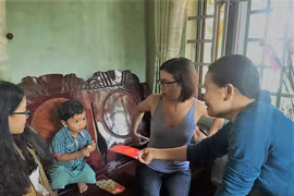 Tiền lì xì của con, ai nên giữ?