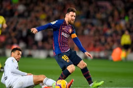 Messi lập cú đúp, Barca thoát thua Valencia