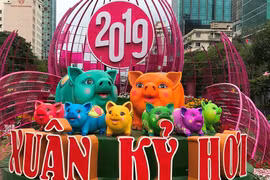 Những chú heo ngộ nghĩnh trên đường hoa Nguyễn Huệ