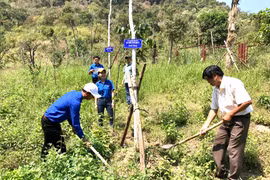 Trao tặng nhà và quà cho các gia đình khó khăn xã Krong