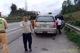 Tạm giữ ô tô của nhóm người ăn nhậu trên cao tốc Nội Bài-Lào Cai