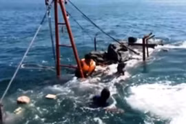 Tàu cá Bình Định bị chìm,cứu được 13 người,2 người chết và mất tích