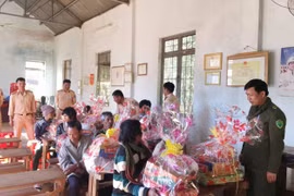 Ia Grai: Tặng quà Tết cho gia đình chính sách có hoàn cảnh khó khăn