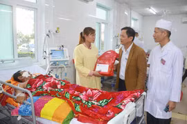 Tết ấm ấp cho những bệnh nhân nằm điều trị tại bệnh viện