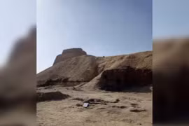 Thiếu nữ bí ẩn nằm bên đôi bò mộng trong mộ cổ Ai Cập