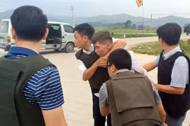 Cả trăm cảnh sát vây nhóm nghi buôn ma túy,ôm súng cố thủ trong ôtô