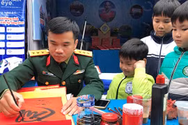 'Ông đồ' trẻ dạy viết thư pháp miễn phí