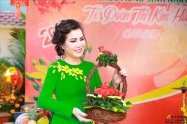 HH Quý bà Kim Hồng khoe vẻ đẹp rạng rỡ trong tà áo dài