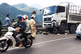 Phượt thủ 9X cùng xe máy găm vào đầu ôtô tải khi đổ đèo BảoLộc