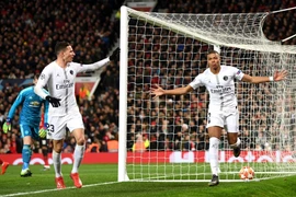 Không cần Neymar, PSG vẫn buộc MU thua trận đầu tiên cùng HLV Solskjaer