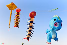 Diều khổng lồ no gió trên bầu trời Long An ngày đầu xuân