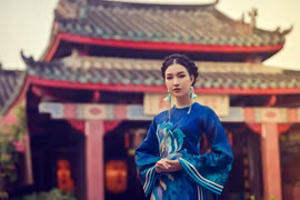 Hoa khôi Ngọc Trân duyên dáng với áo dài