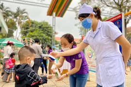 Pleiku: Học sinh mầm non, tiểu học phấn khởi trở lại trường