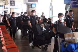 Giống đội tuyển Nhật, CLB Yokohama mang 66 thành viên đến đối đầu HAGL