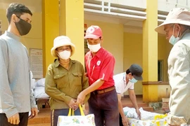 Tặng trên 500 suất quà cho người nghèo và học sinh khó khăn tại huyện Chư Sê