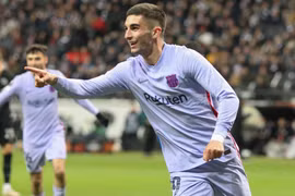 Europa League: Torres giúp Barcelona giành lợi thế tại Frankfurt
