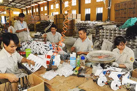 Người lao động trông chờ tăng lương