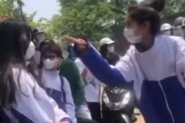 Nữ sinh cấp 3 bị đánh hội đồng, hàng chục bạn đứng xem hò reo