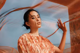 Hoa hậu Tiểu Vy khoe dáng nóng bỏng trước biển