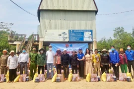 Chư Păh: Tuyên truyền phòng-chống ma túy và tặng quà cho thanh thiếu nhi làng Kênh