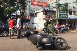 Pleiku: Va chạm xe máy giữa ngã tư, nam thanh niên nguy kịch