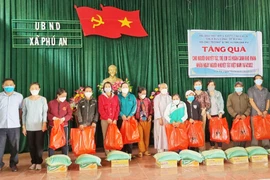 Gia Lai: Tặng 200 suất quà người khuyết tật và trẻ em có hoàn cảnh khó khăn