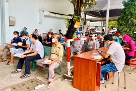 Từ tháng 5, người dân đến công an xã để đăng ký, bấm biển số xe máy