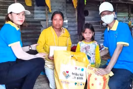 Tặng tủ sách cộng đồng và túi an sinh cho trẻ em, người nghèo huyện Đak Pơ