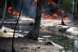 Nổ lớn tại nhà máy lọc dầu bất hợp pháp, hơn 100 người chết