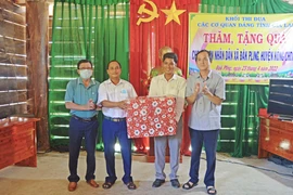 Khối thi đua các cơ quan Đảng tỉnh thăm, tặng quà cho người dân xã Đak Pling