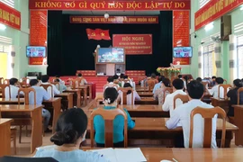 Thường trực Huyện ủy Đak Pơ đối thoại với người dân