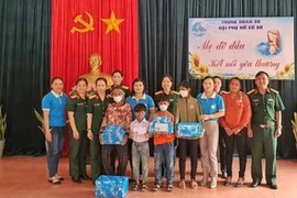 Hội Phụ nữ cơ sở Trung đoàn 38 nhận đỡ đầu 2 trẻ mồ côi