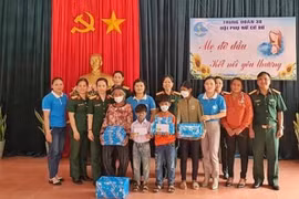 Hội Phụ nữ cơ sở Trung đoàn 38 nhận đỡ đầu 2 trẻ mồ côi