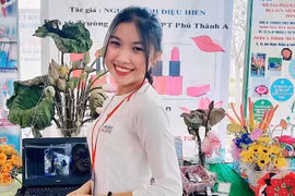 Nữ sinh miền Tây làm son môi từ hoa sen