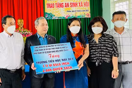 Pleiku: Hỗ trợ tivi và 2.000 cuốn sách cho Trường Tiểu học Nay Der