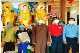 Tặng 554 suất quà cho người nghèo, khó khăn ở xã Hbông