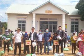 Công ty Eagle Việt Nam trao 600 suất quà cho người nghèo ở huyện Chư Sê