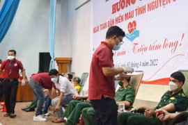 Người dân tích cực tham gia hiến máu tình nguyện
