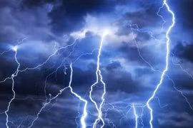 Quảng Ngãi: 4 người họ hàng trong gia đình bị sét đánh