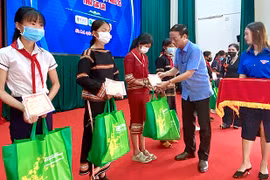 Trao học bổng Vừ A Dính cho học sinh dân tộc thiểu số tại huyện Chư Păh