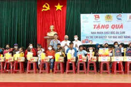 Tặng 106 phần quà cho nạn nhân chất độc da cam và trẻ em khuyết tật huyện Chư Sê