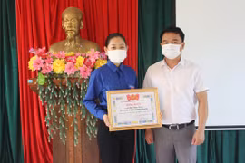Gia Lai: Tặng bằng khen gương người tốt-việc tốt cho nữ sinh Lê Ánh Thùy Trang