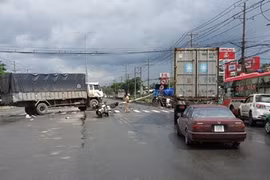 Quốc lộ 1A kẹt cứng vì xe tải tông gãy trụ đèn bắc ngang đường