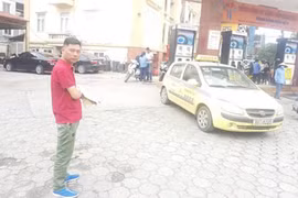 Tên trộm chuyên rình phụ nữ đưa con đi học, mở cốp đổ xăng