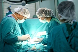 Cắt hàng ngàn khối u trong ruột 3 bệnh nhân
