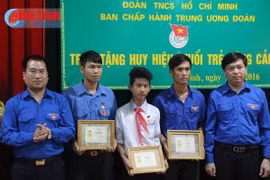 Trao huy hiệu "Tuổi trẻ dũng cảm" cho 3 công dân cứu người trong lũ