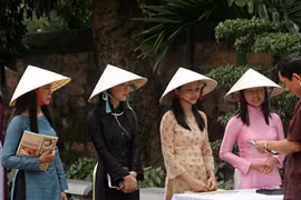 Vẻ đẹp người phụ nữ Việt Nam cùng chiếc nón lá
