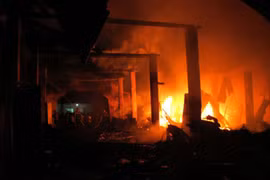 Cháy chợ giữa đêm