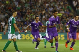 Đè bẹp Betis, Real bám sát Atletico