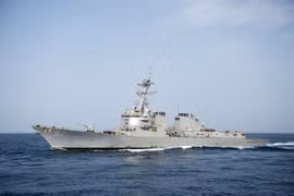 Tàu chiến Mỹ lại bị tấn công bằng tên lửa khi đi qua Yemen